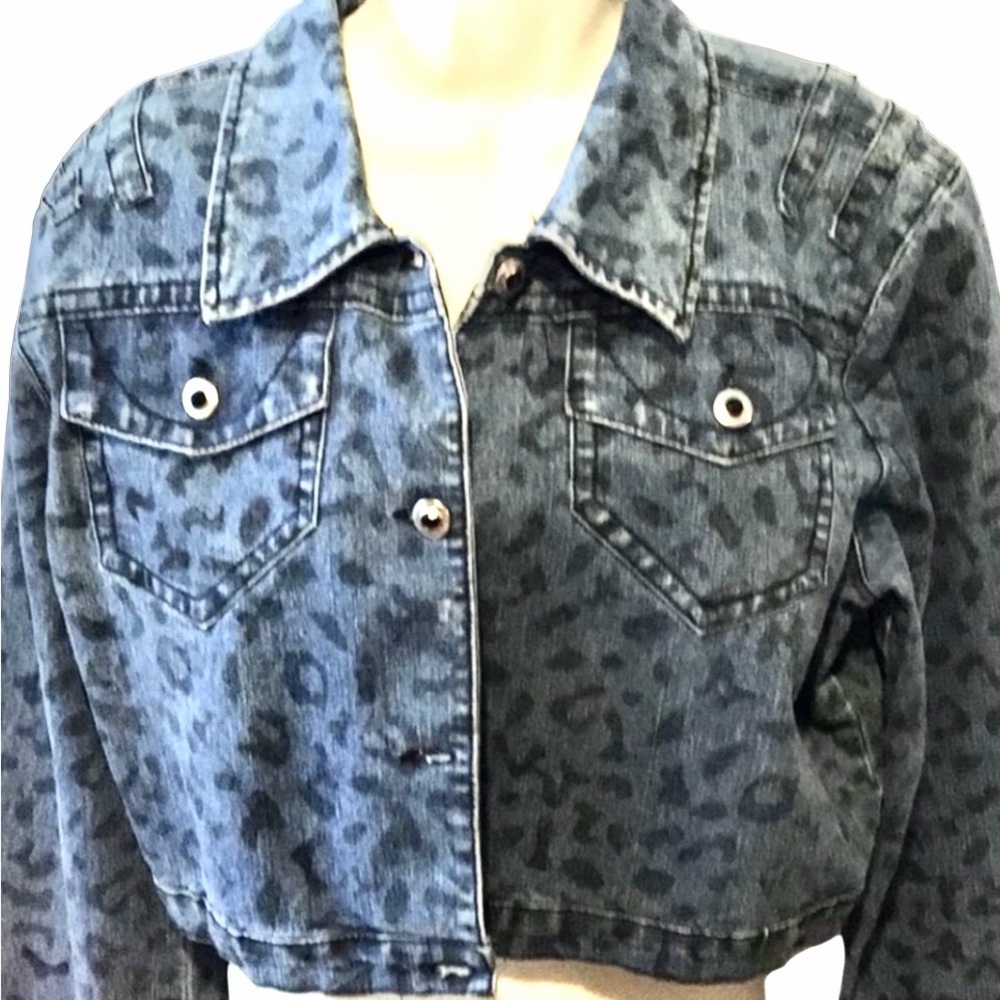 Zoey & Beth size 2X  blue leopard print Jean jacket with front snap
pockets